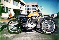 Hier klicken fr ein greres Image!                                     Ein seltenes Bild aus einem privaten Fotoalbum: der erste Prototyp der XT 500 1973 vor einem Technikgebude von Yamaha in Iwata, Japan.